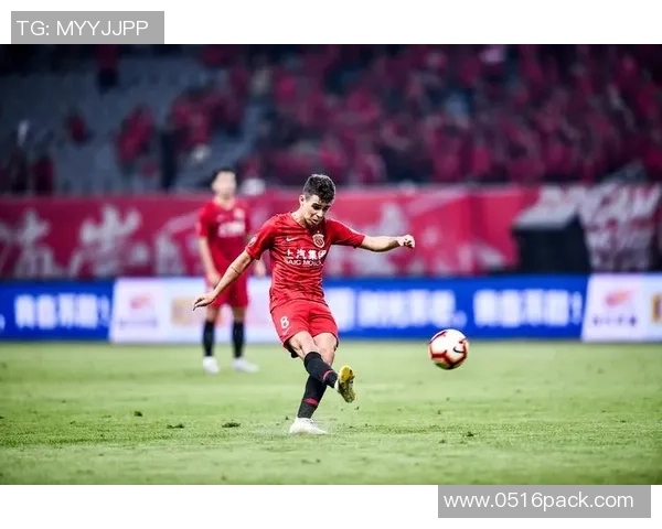 上海上港大胜大连一方八比零展现强大实力与团队配合 上海上港大胜大连一方八比零展现强大实力与团队配合